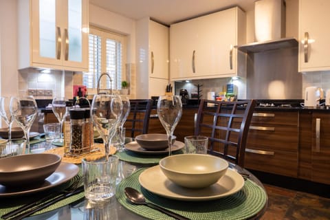 Coffee/tea facilities, Kitchen or kitchenette, Dining area, stove