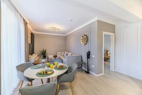Kitchen or kitchenette, Living room, Seating area, Dining area