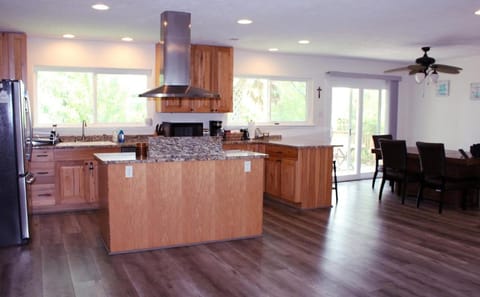 Walk to beach Galveston Getaway House in Galveston Island