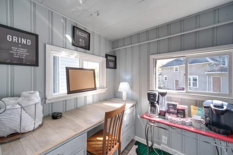 Modern and Convenient! Group Stay in Highland Square House in Akron