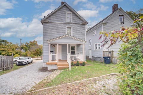Modern and Convenient! Group Stay in Highland Square House in Akron