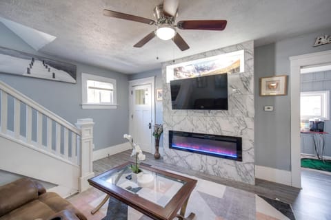 Modern and Convenient! Group Stay in Highland Square House in Akron