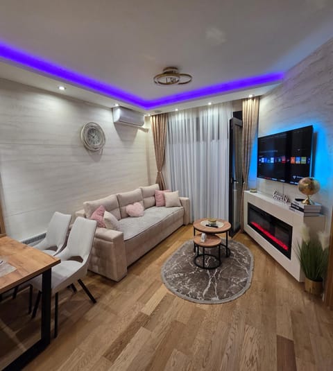 TV and multimedia, Living room, Seating area, Evening entertainment
