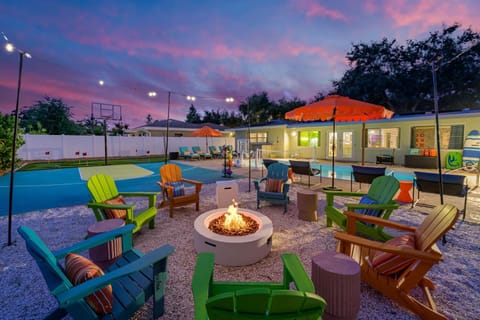 Sleeps 14 Pool Hot Tub Basketball Court House in Largo