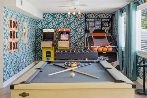 Sleeps 14 Pool Hot Tub Basketball Court House in Largo