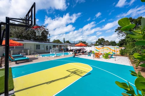 Sleeps 14 Pool Hot Tub Basketball Court House in Largo