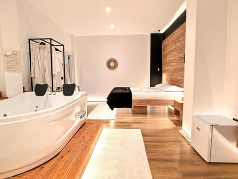 Hot Tub, Photo of the whole room, Bedroom, Bath