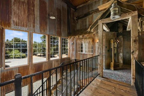 Unique Stay! Pool, Hot tub, Game Room, Views House in Russian River