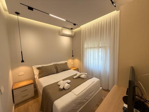 Bed, TV and multimedia, Photo of the whole room, Bedroom, towels