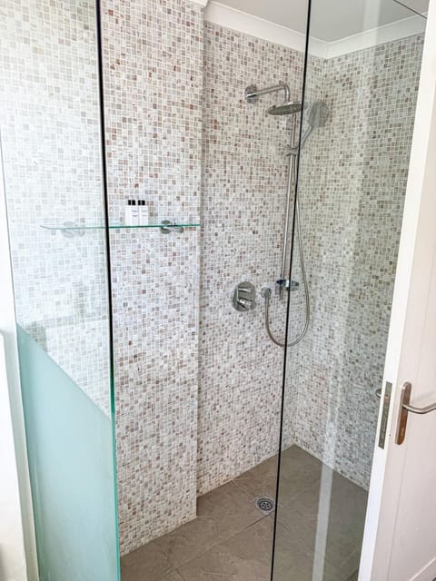 Ocean View Home, Pool, Steps to Camps Bay Beach Villa in Camps Bay