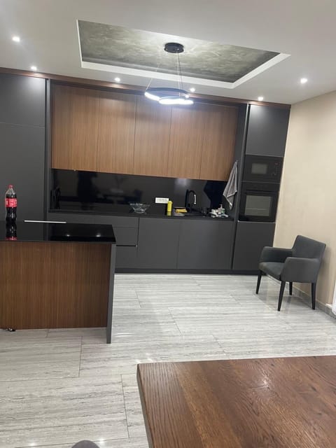 Kitchen or kitchenette, minibar