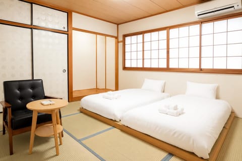 Bed, Seating area, Bedroom, air conditioner