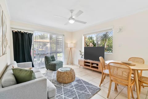 TV and multimedia, Living room, Seating area, Dining area