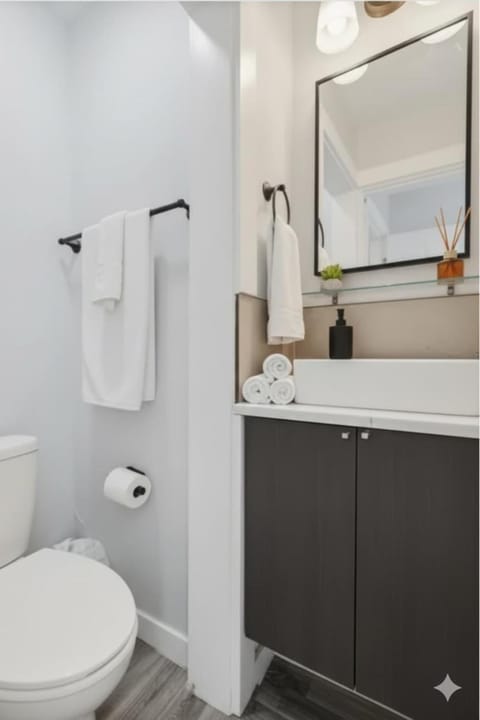 The Sunset Getaway, Modern 3BR w Deck Minutes from I-65, Fenced Yard House in Merrillville