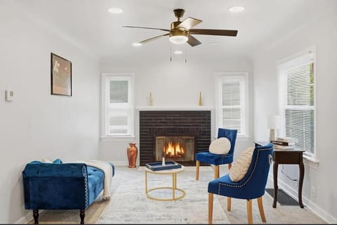 The Sunset Getaway, Modern 3BR w Deck Minutes from I-65, Fenced Yard House in Merrillville