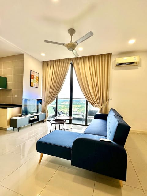 Communal lounge/ TV room, TV and multimedia, Living room, Seating area, air conditioner
