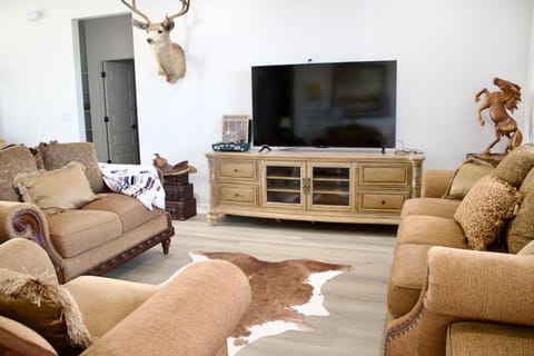 Communal lounge/ TV room, TV and multimedia, Living room, Seating area, Evening entertainment
