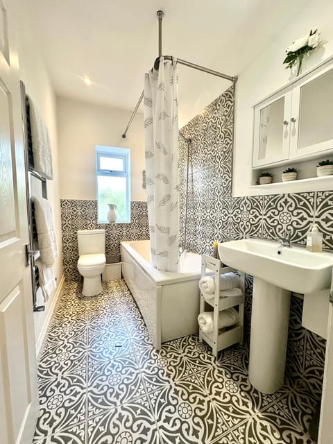 Newcastle Pet friendly 1 bed drive garden 10m city Apartment in Newcastle upon Tyne