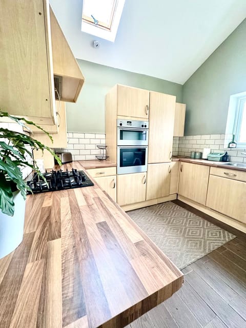 Newcastle Pet friendly 1 bed drive garden 10m city Apartment in Newcastle upon Tyne
