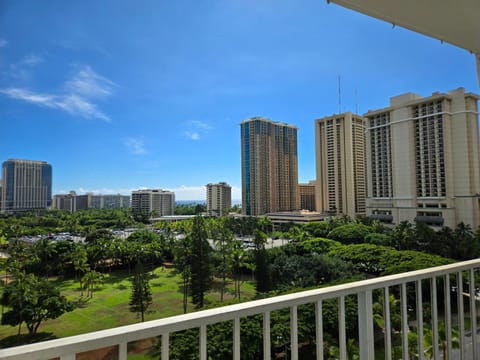 Inn on the Park #1009 House in McCully-Moiliili