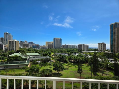 Inn on the Park #1009 House in McCully-Moiliili