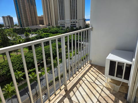 Inn on the Park #1009 House in McCully-Moiliili