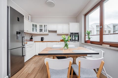 Kitchen or kitchenette, Dining area, dishwasher, oven, stove