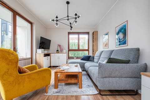 TV and multimedia, Living room, Seating area, Evening entertainment