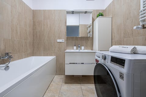 Bathroom, Bath, towels