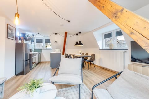 TV and multimedia, Kitchen or kitchenette, Living room, Seating area, Dining area, oven