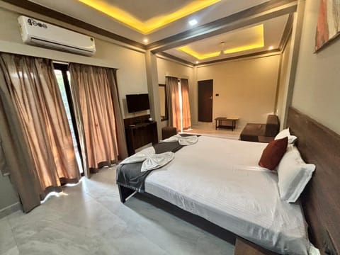 Communal lounge/ TV room, Bed, TV and multimedia, Photo of the whole room, Seating area, air conditioner