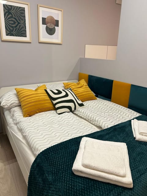 Bed, Living room, Photo of the whole room, Seating area, Bedroom