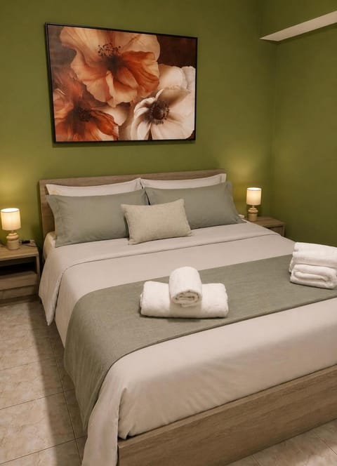 Bed, Photo of the whole room, Bedroom, towels