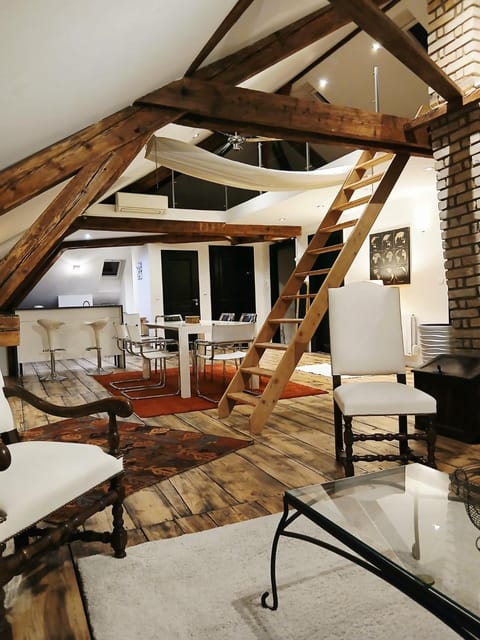 Kitchen or kitchenette, Living room, Seating area, Dining area