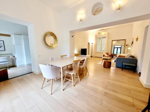 Bed, TV and multimedia, View (from property/room), Living room, Seating area, Dining area, City view, Garden view, Inner courtyard view, Parking, heating, internet, air conditioner