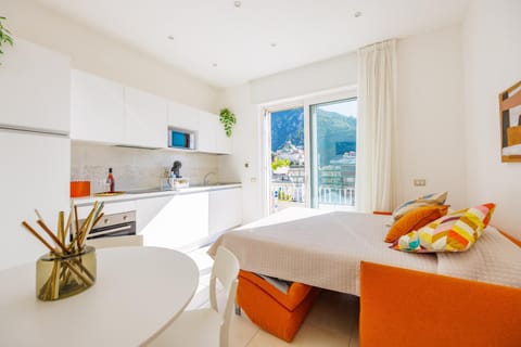 Kitchen or kitchenette, Dining area, stove