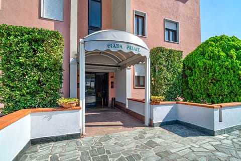 Property building, Facade/entrance, Day, Garden