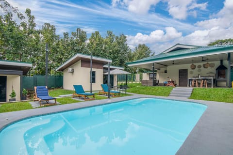 Garden view, Pool view, Swimming pool, sunbed