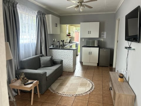 TV and multimedia, Coffee/tea facilities, Living room, Seating area, oven