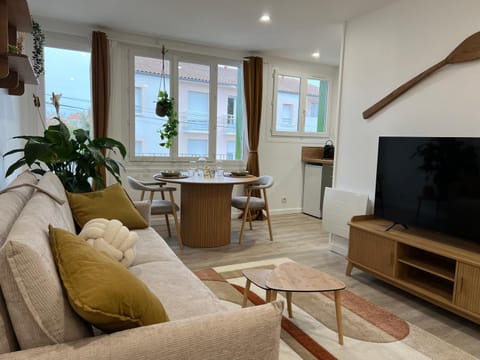 TV and multimedia, Living room, Seating area, Dining area