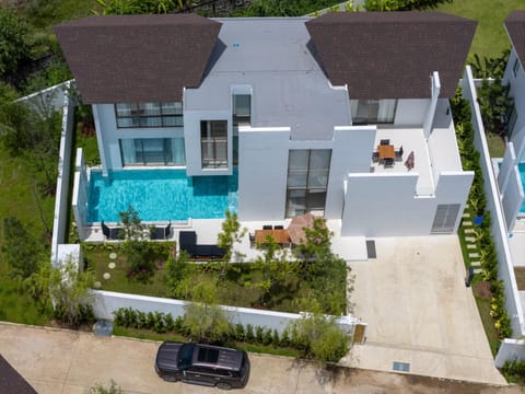 Property building, Patio, Day, Bird's eye view, Garden, Garden view, Pool view, Swimming pool, Parking, sunbed