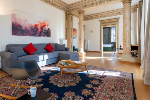 Living room, Seating area, internet