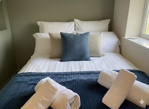 Bed, Bedroom, towels