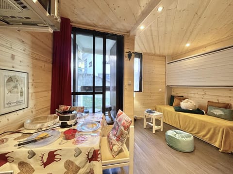 Communal lounge/ TV room, Bed, Living room, Seating area, Dining area, Bedroom