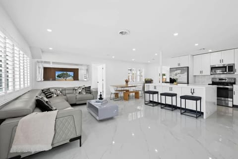 Chic Pompano Getaway - Pool Beach & Pickleball - Family House in Pompano Beach