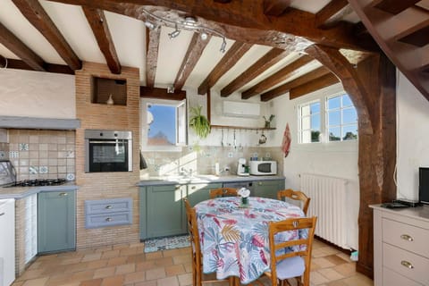 Property building, Kitchen or kitchenette, Living room