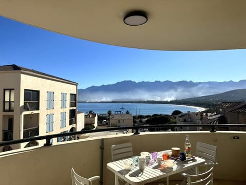 Terrasse vue mer et montagne – Calvi centre et plage Apartment in Calvi