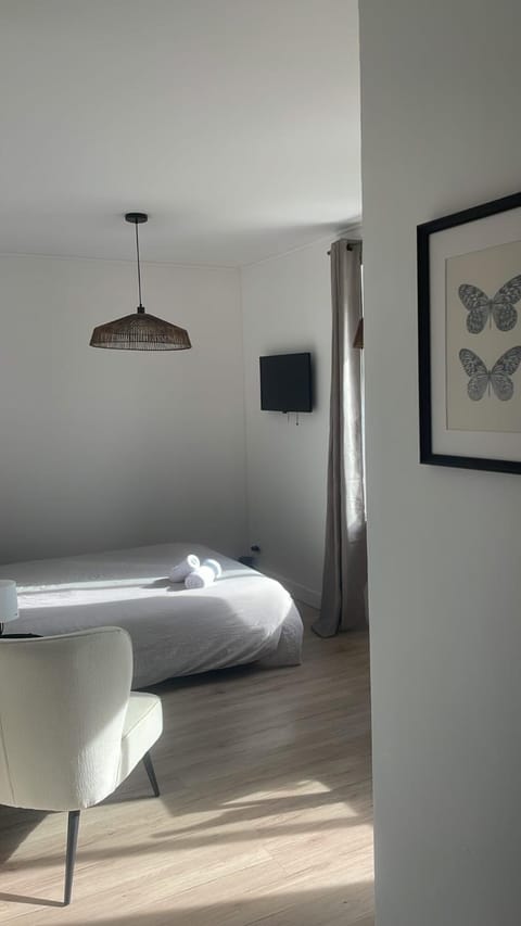 Bed, TV and multimedia, Photo of the whole room