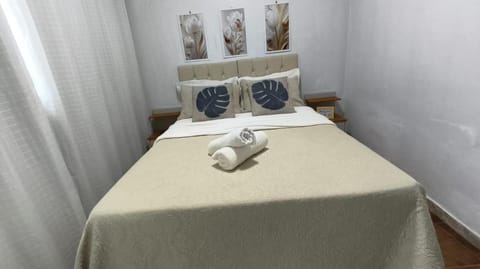 Bed, Photo of the whole room, towels