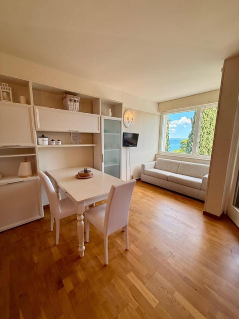 Bed, Living room, Photo of the whole room, Dining area